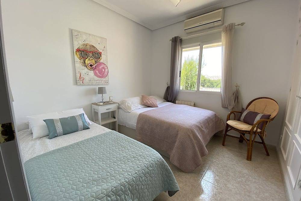 Villa happy Place - 4 Bed 4 Bath sleeps 9, Private Pool, Full Air con , Wifi in Los Balcones, Orihuela