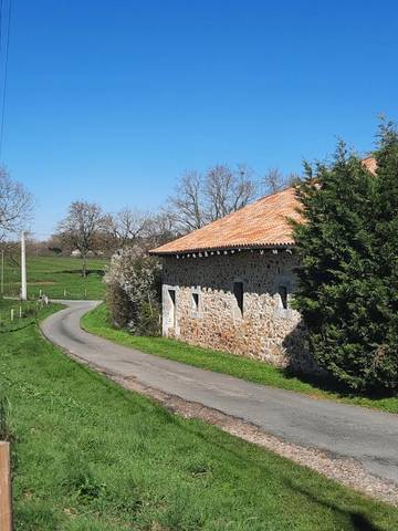 Location de vacances pour 5 personnes, avec piscine ainsi que jardin et vue, animaux acceptés à Chassenon