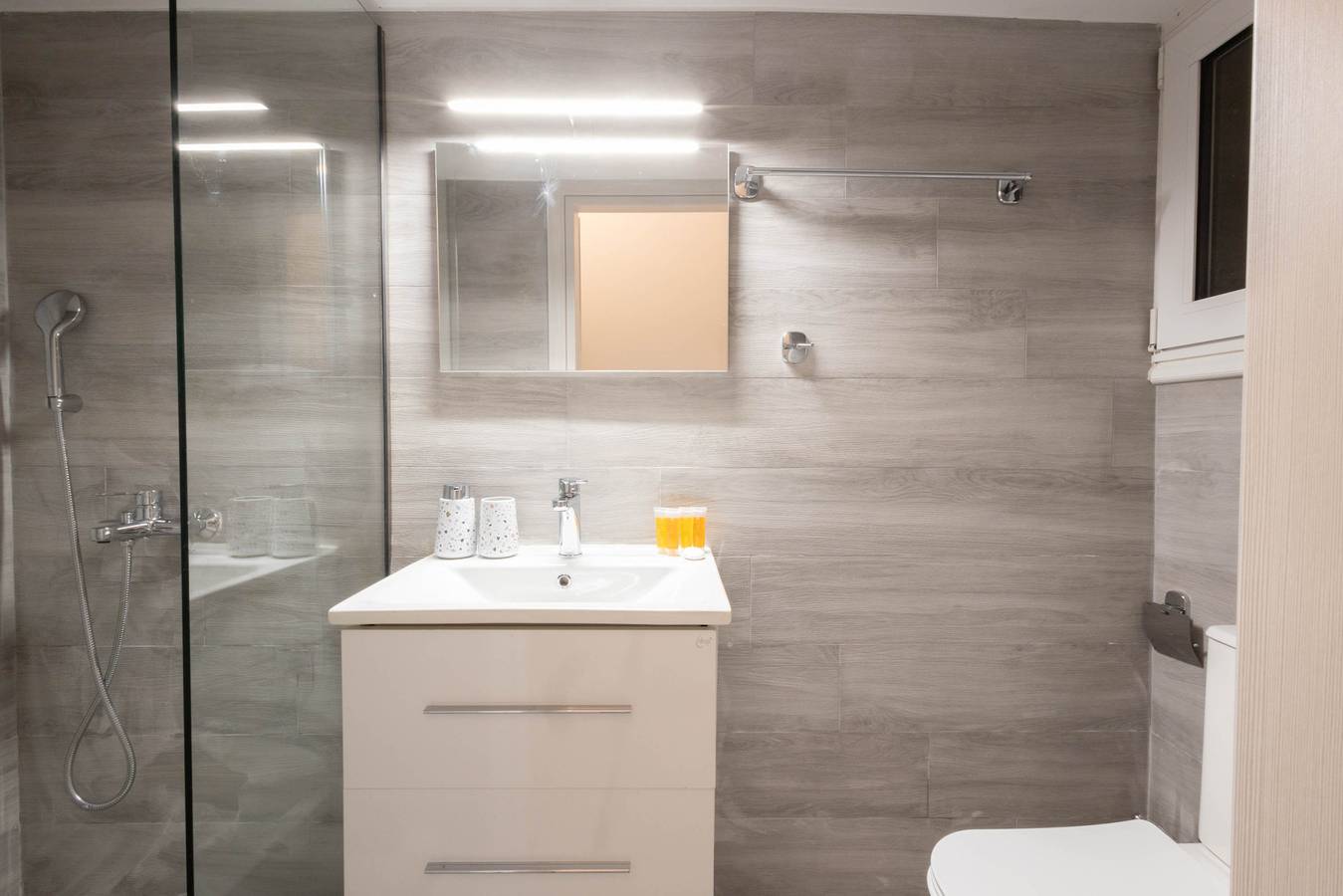 Entire apartment, Sunlit Serenity: Cozy 1bdrm Escape in Athens in Central Section of Athens, Athens