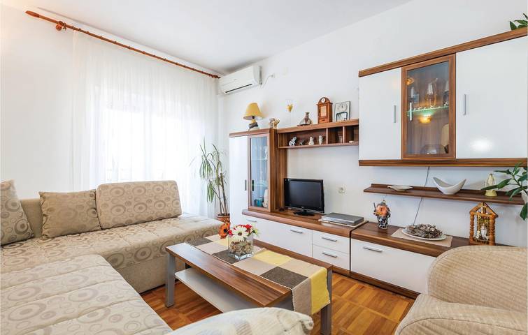 Ganze Ferienwohnung, Gemütliche 2-Zimmer-Wohnung mit Terrasse, 200 m vom Strand entfernt in Senj, Kvarner Festland