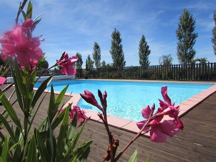 Gîte pour 2 personnes, avec Jardin et Piscine à Lacapelle-Ségalar
