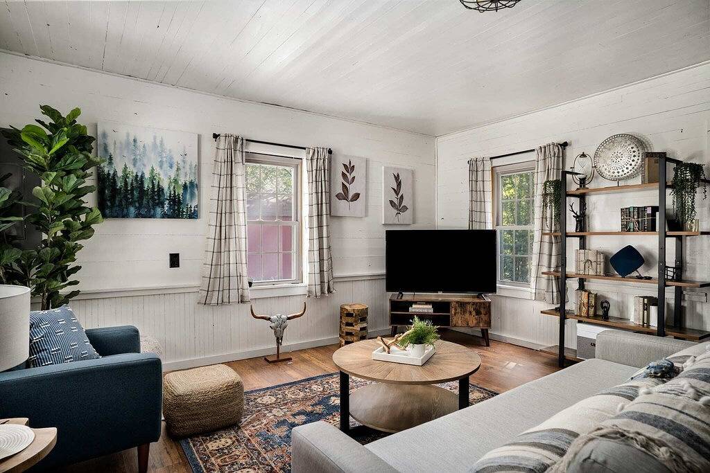 Woodland cabin w/hot tub & fire pit in Seneca Rocks