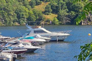 Bateau pour 4 personnes, avec terrasse ainsi que vue et vue sur le lac dans Auvergne-Rhône-Alpes