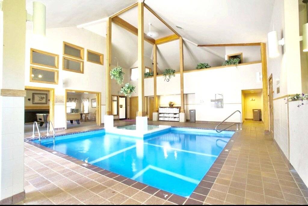 Ganze Wohnung, ⛷ 1Br Ski-Home Condo. Pool/Hot Tub/Sauna. Short walk 2 lifts, golf, hikes. in Killington, Rutland County