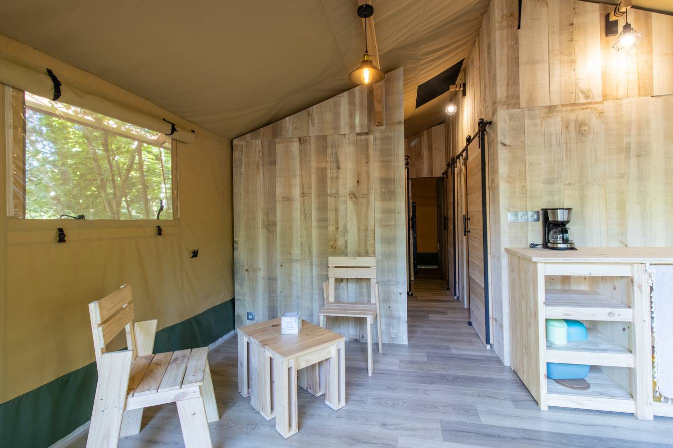 Caravana 'Lodge 8 Personnes' com piscina partilhada, terraço privado e Wi-Fi in Saint-Martial-de-Nabirat, Périgord Noir