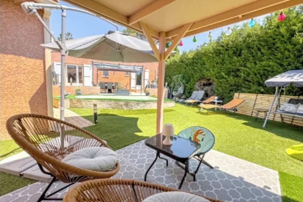 Single-storey house with swimming pool. in Caumont-sur-Durance, Vaucluse