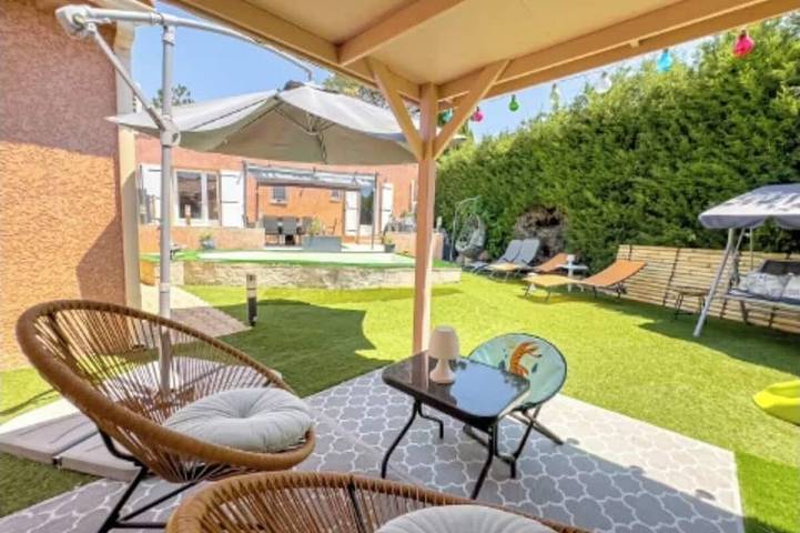 Single-storey house with swimming pool. in Caumont-sur-Durance, Vaucluse