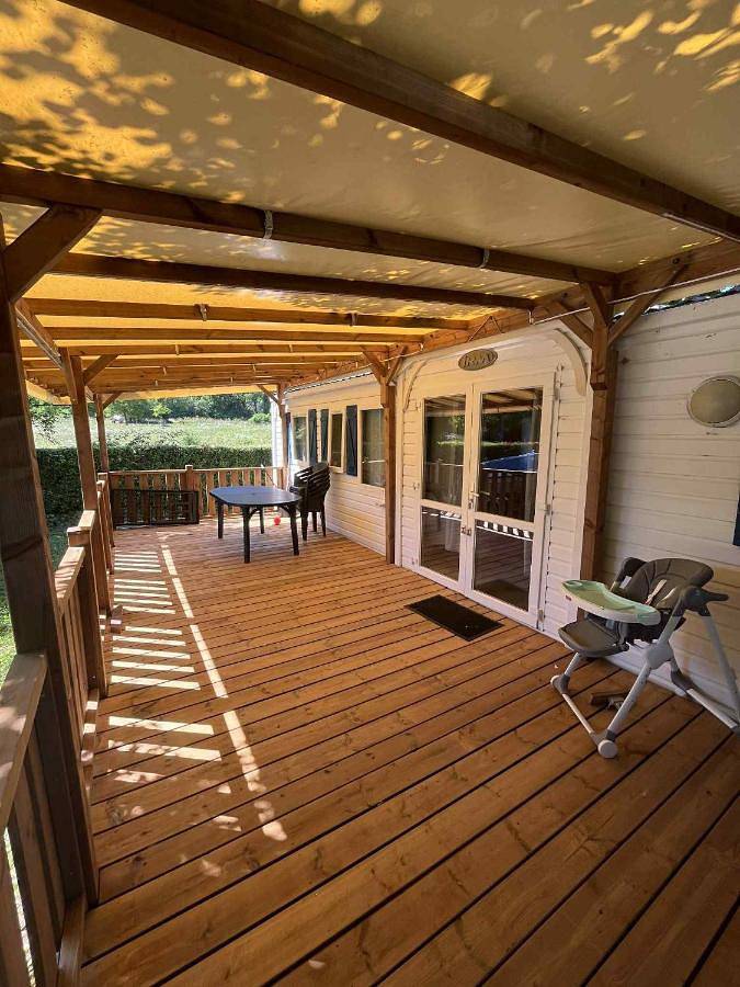 Camping pour 6 personnes, avec Terrasse et Jardin ainsi que Bassin pour enfant et Piscine