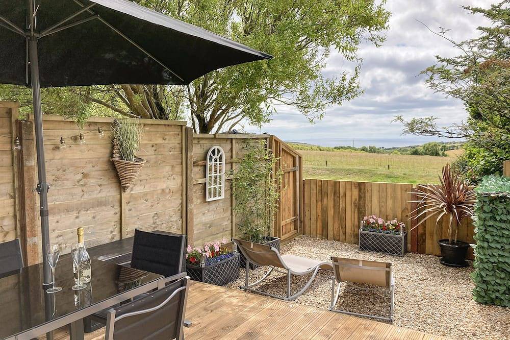 Little Honeynook, pet friendly, with hot tub in Bigbury in Bigbury on Sea, South Devon