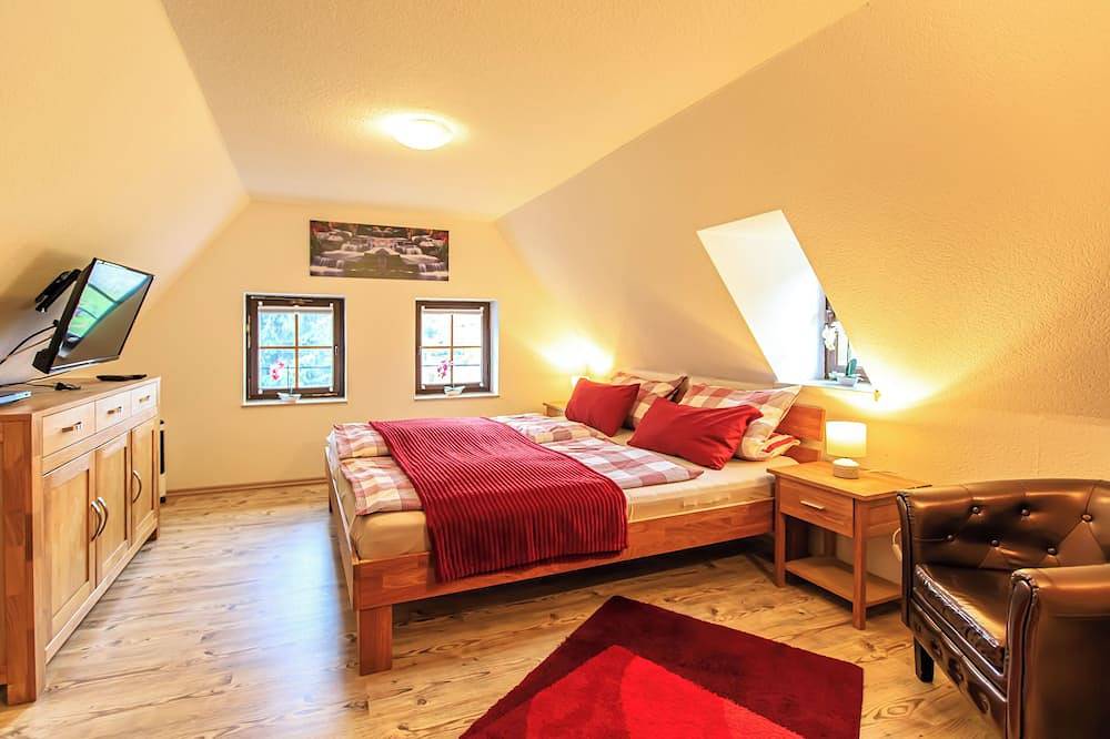 Ganze Wohnung, Ferienhaus Sissi mit Whirlpool, Sauna u Sehr Ruhig in Großschönau, Zittauer Gebirge