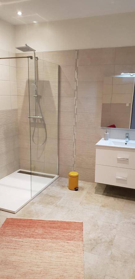 Location de vacances pour 2 personnes, avec terrasse et jardin ainsi que vue et piscine à Beaucaire - 4