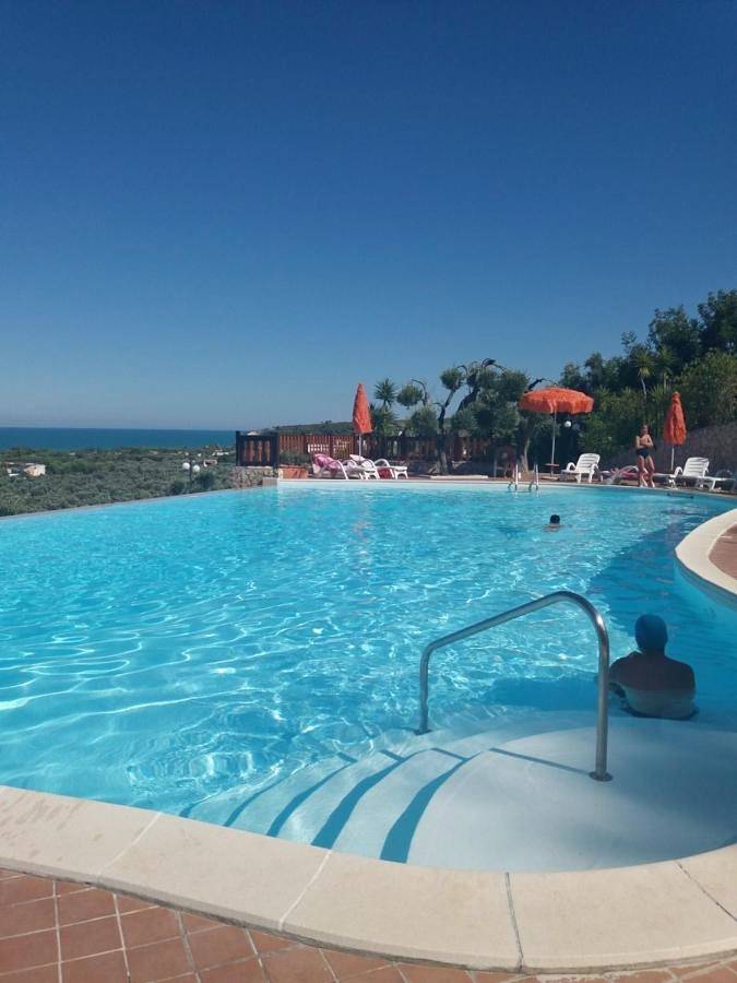 Apartahotel para 5 personas, con piscina además de jardín y vistas, Familias con niños en Apulia