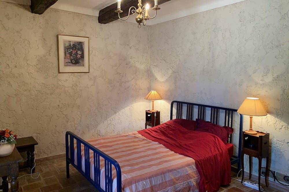 Rustic villa with a large swimming-pool, close to the sea in Puget-sur-Argens, Draguignan region