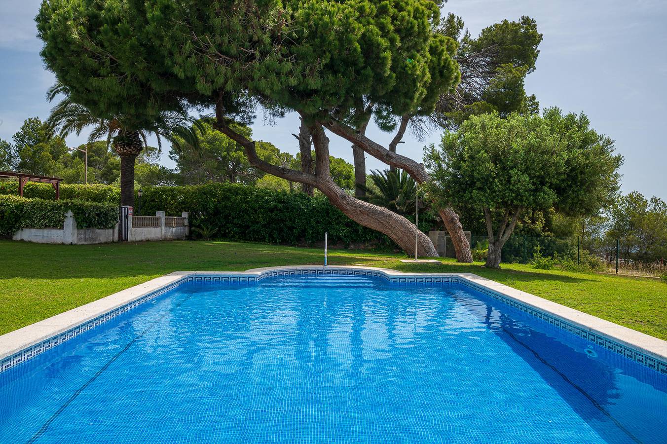 At084 Roquer: Casa adosada de 4 dormitorios con vistas al mar, en la zona de las rocas del barrio de els Munts, con A/A, barbacoa, wifi y piscina in Torredembarra, Costa Dorada