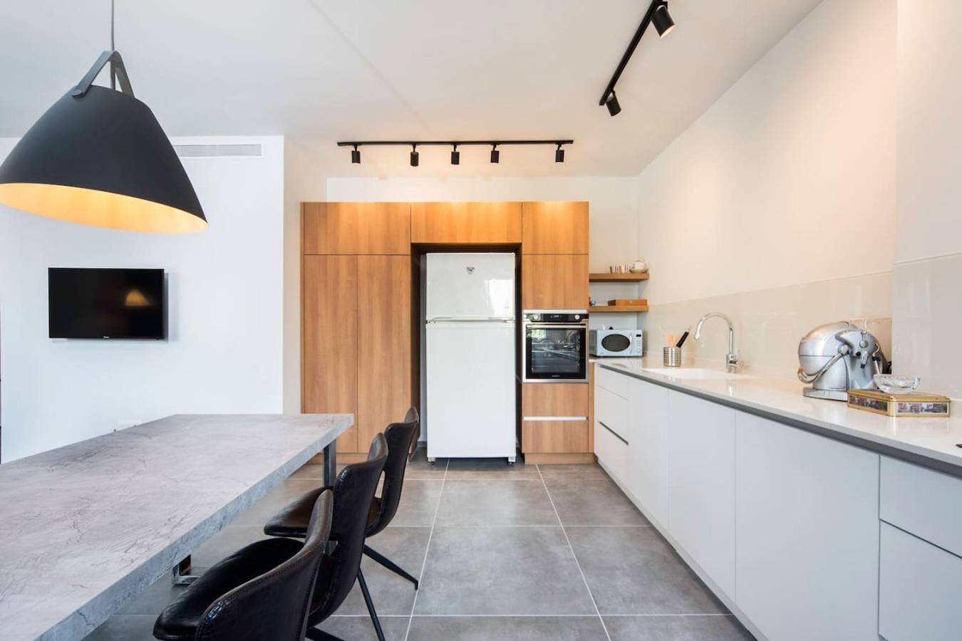 Appartement entier, Modern 2Br Apt w Private Parking in City Center in Ramat Ha-Sharon, District de Tel Aviv