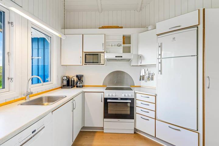 Beach-close holiday home with sauna, hot tub and beautiful terrace in Bjerregård, Holmsland Klit