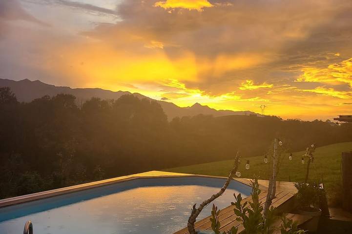 Location de vacances pour 8 personnes, avec jacuzzi ainsi que jardin et terrasse à Lestelle-Bétharram