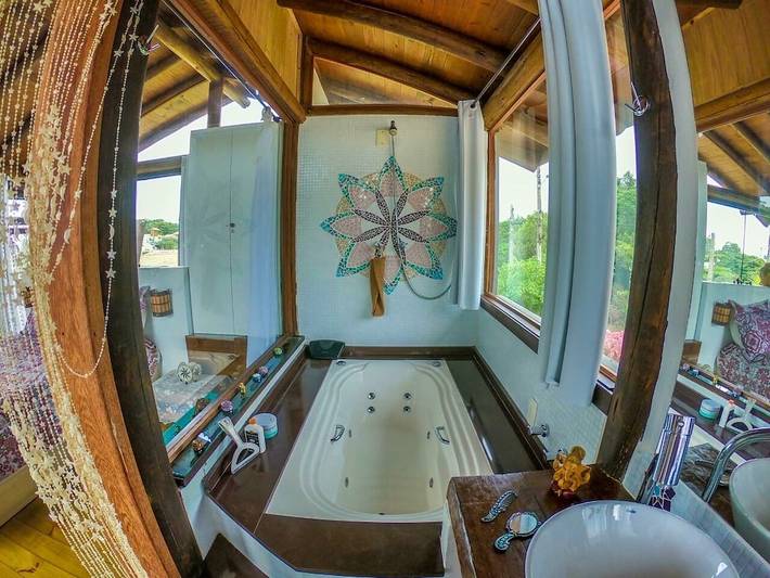 Bungalow für 4 Personen, mit Balkon und Whirlpool sowie Garten in Brasilien