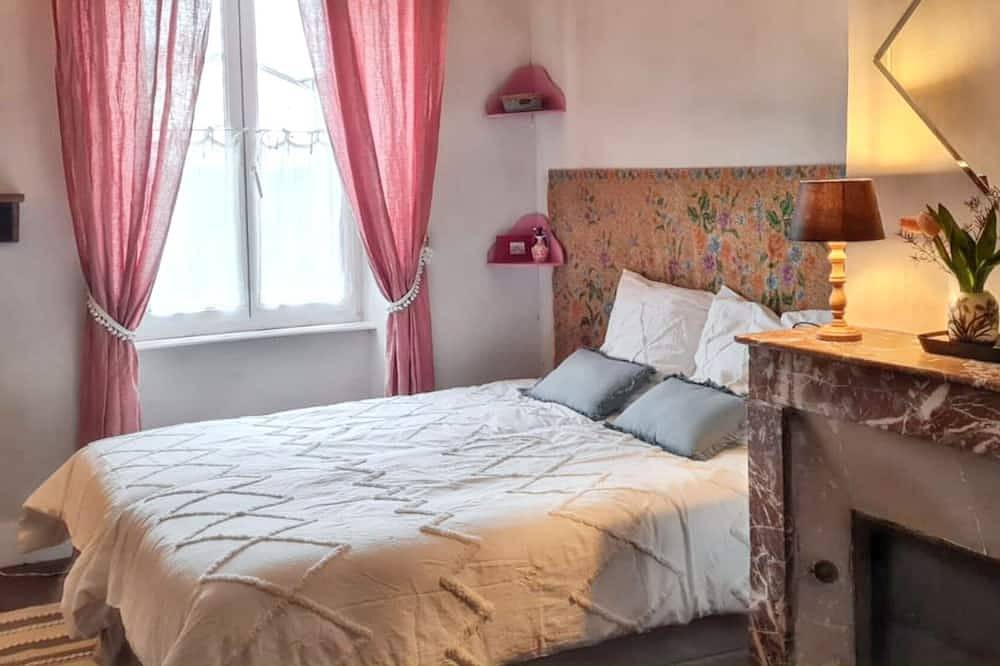 Homerez - Charmantes Haus in Mauzun mit Garten und Blumenpatio in Mauzun, Regionaler Naturpark Livradois-Forez