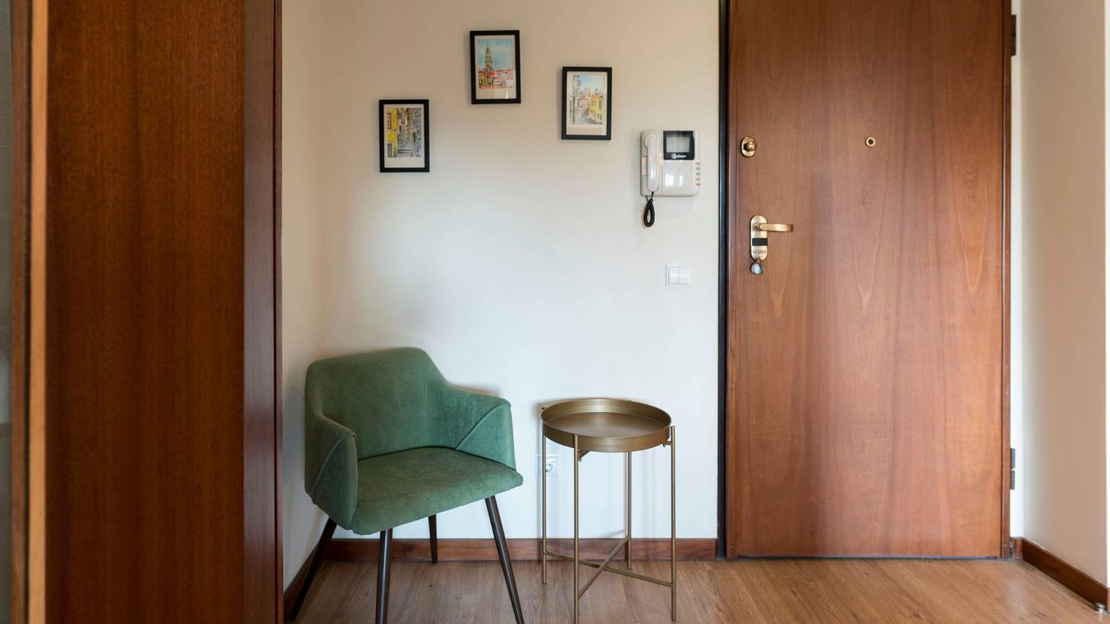 Apartamento inteiro, Downtown Homey Flat w/ Free Parking by Lovelystay in Massarelos, Porto