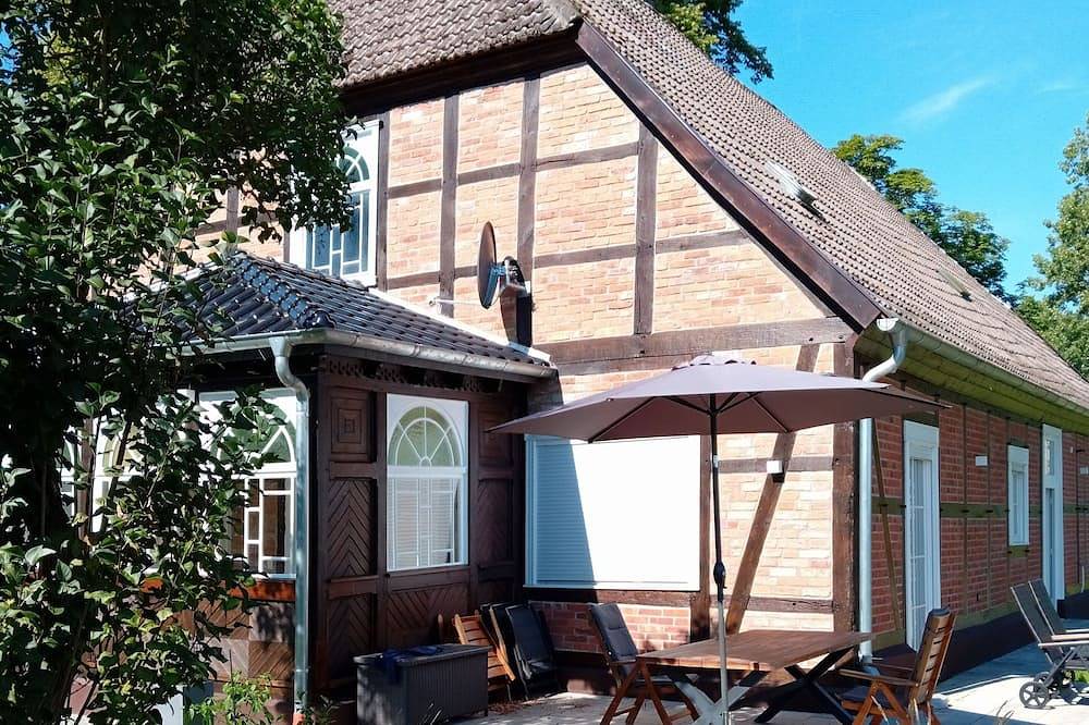 Ganze Wohnung, 5 Ferienwohnung in Historischem Alten Gutshaus in Breetz am Fluss in Lenzen (Elbe), Prignitz