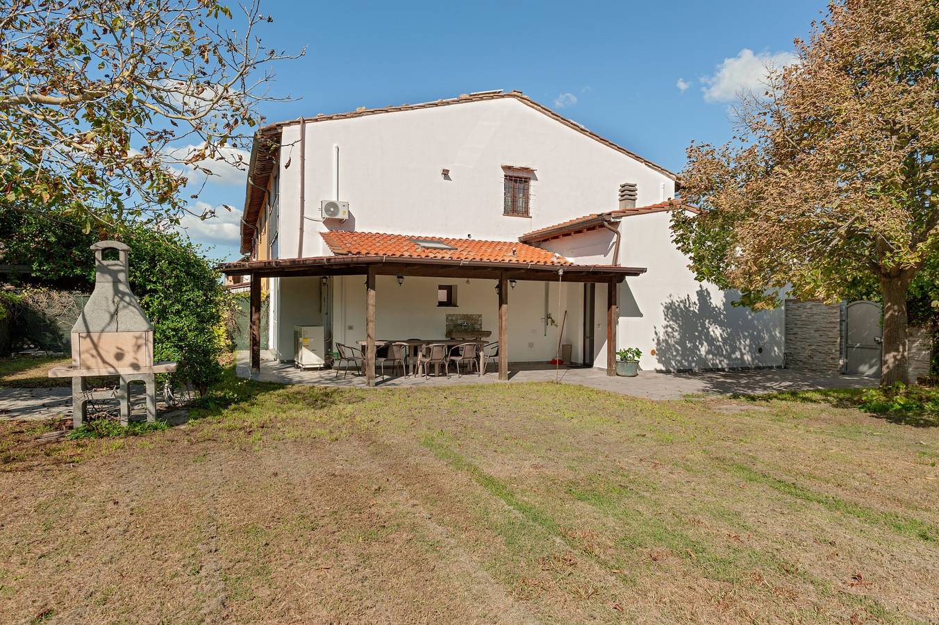 Villa 'Sunflowers' con Vista Montagna, Wi-Fi e Aria Condizionata in Cascina, Riviera Toscana