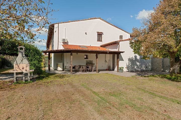 Villa 'Sunflowers' con Vista Montagna, Wi-Fi e Aria Condizionata in Cascina, Riviera Toscana