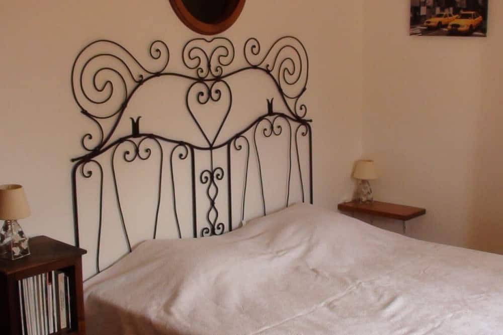 Entire apartment, Air-conditioned country cottage with wifi and shaded terrace facing the Luberon in Roussillon, Parc naturel régional du Luberon
