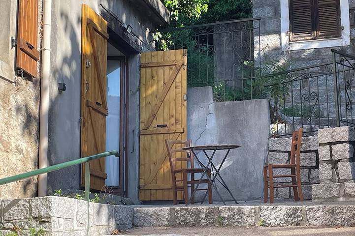 Gîte pour 4 personnes, avec terrasse à Sampolo