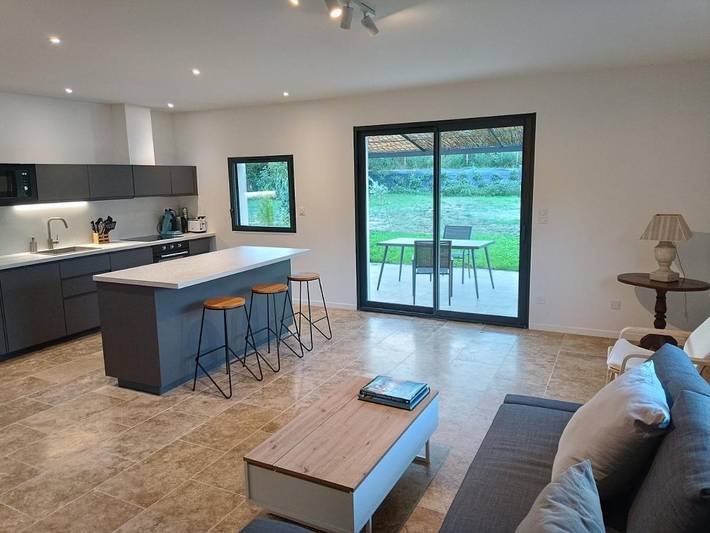 Location de vacances pour 2 personnes, avec jardin ainsi que vue et piscine à Saint-Étienne-du-Grès - 3