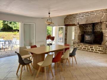 Gîte pour 12 personnes, avec vue ainsi que jardin et terrasse à Plouray