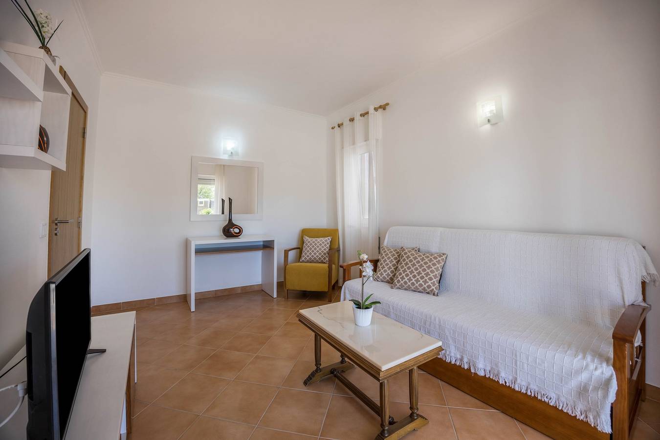 Holiday Home Casa Bege T2 with Shared Pool, Shared Garden, Terrace & Wi-Fi in Praia do Burgau, Parque Natural do Sudoeste Alentejano e Costa Vicentina