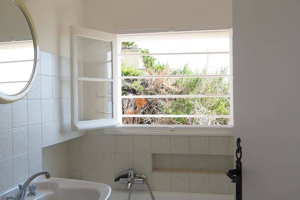 Villa d'architecte Bellerive - Face mer à 30m - 5 Ch - 10 pers - Wifi in Saint-Raphaël, Massif de l'Esterel