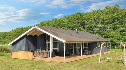 Ferienhaus für 12 Personen, mit Whirlpool und Sauna sowie Terrasse und Garten in Himmerland