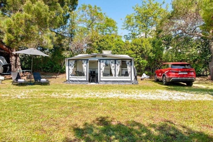 Camping per 4 persone, con piscina e giardino, con animali domestici a Novigrad
