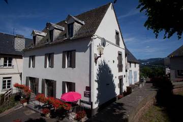 Gîte pour 15 personnes, avec terrasse à Saint-Sauves-d'Auvergne