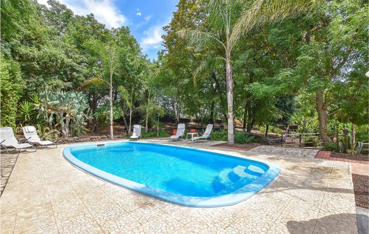 Casa vacanza per 6 persone, con giardino e terrazza in Santa Venerina