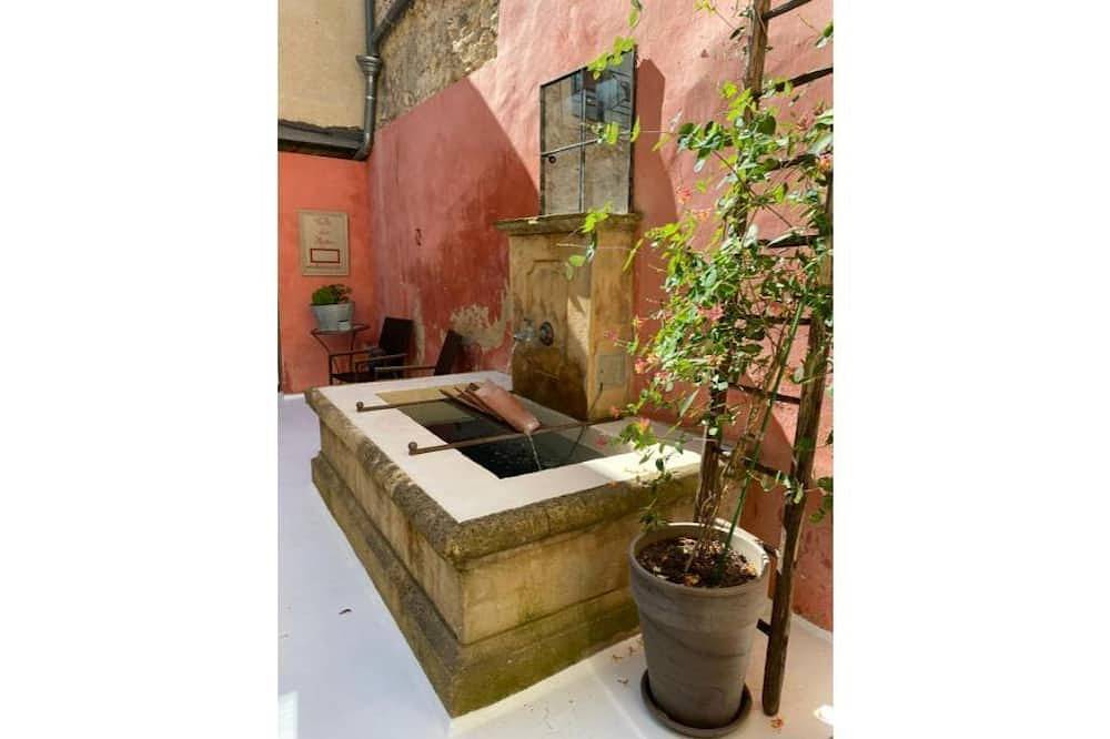 Entire apartment, B&B Villa des Muses in the heart of a village in Provence in La Roque-d'Anthéron, Aix-en-Provence region