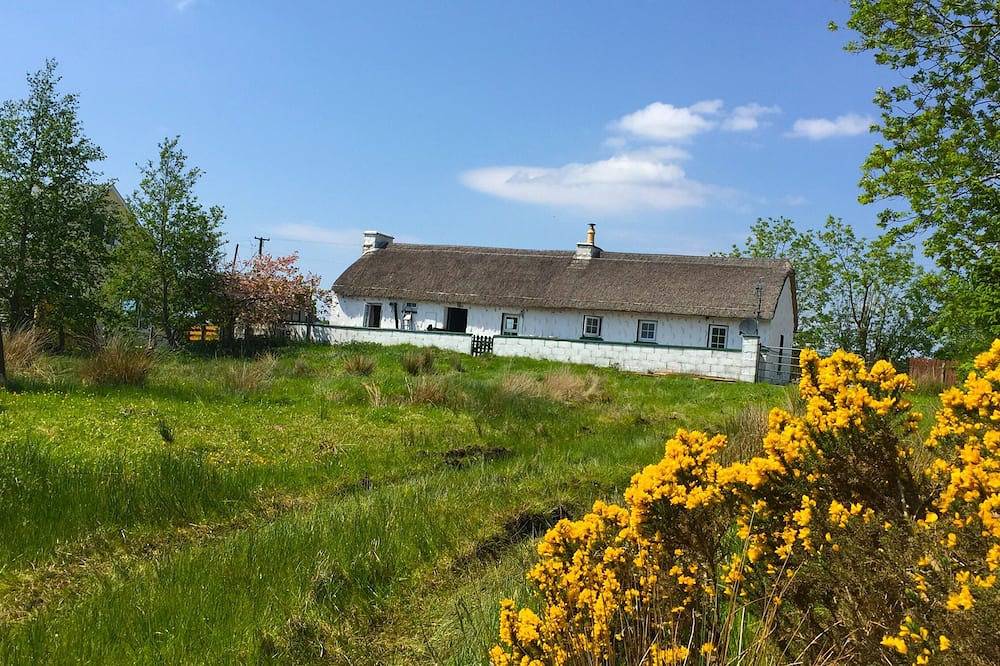 Traditional thatched cottage near the sea: log burner, paddock in Donegal, County Donegal