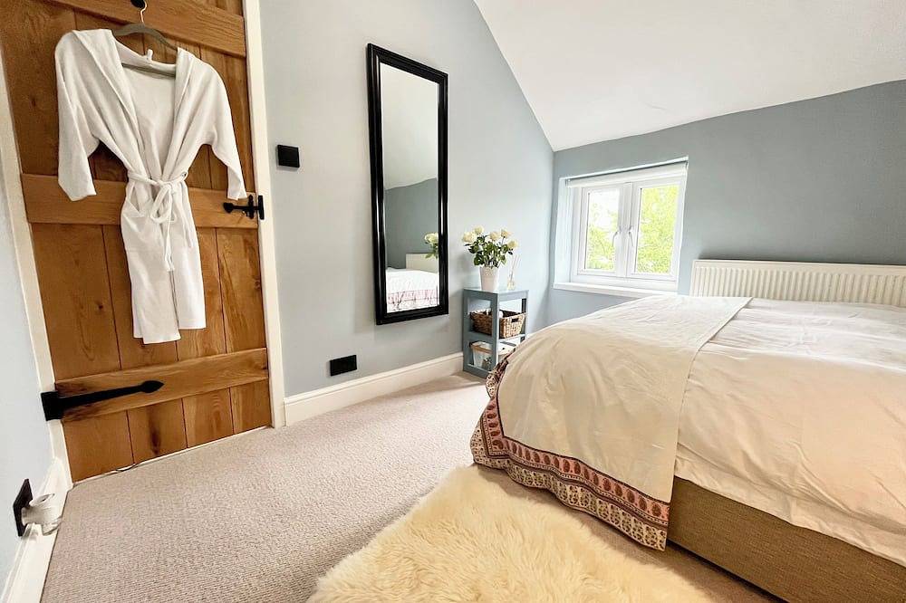 Beautiful Cotswolds cottage with private garden in Cirencester, Gloucestershire