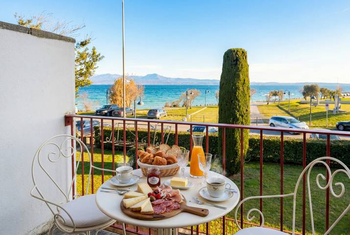 Appartamento intero, Desenzanoloft Eden vista lago con spiaggia privata in Sirmione, Prealpi Gardesane