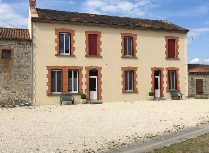 Gîte pour 5 personnes, avec piscine ainsi que jardin et terrasse à Lathus-Saint-Rémy