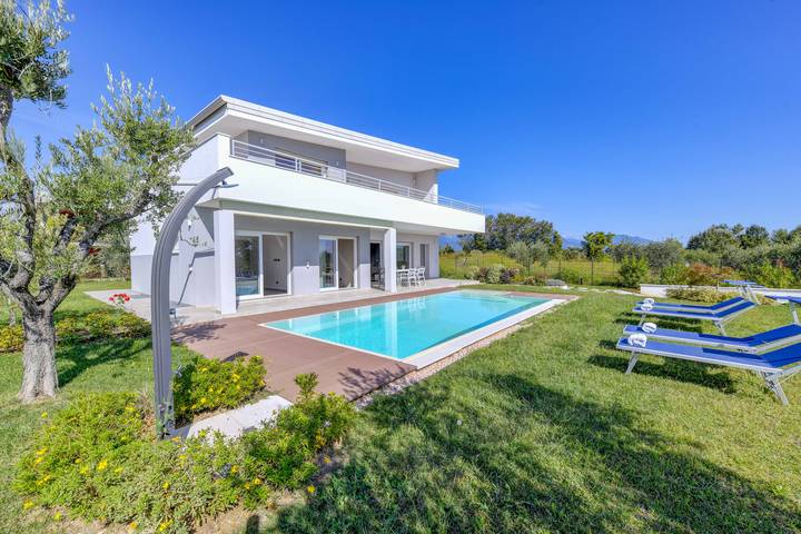 Vakantiehuis voor 5 personen, with Terras and Tuin as well as Uitzicht op het meer in Moniga del Garda