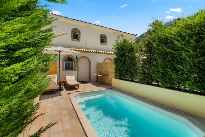 Apartamento entero, Apartamento 'Doliva Chris' con piscina privada, vistas a la montaña, Wi-Fi y aire acondicionado in Agios Gordios, Corfú