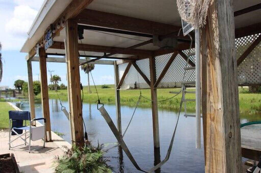 Redneck Riviera ,fishing relaxing paradise On canal , very close to locks in Lake Okeechobee