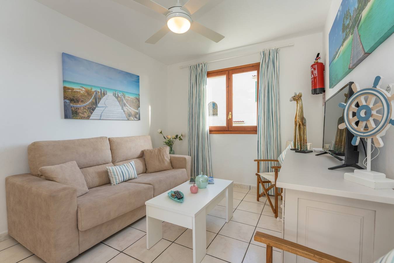 Appartement entier, "Apartamento Delfín 3" piscine commune, terrasse et connexion Wifi ; parking disponible dans la rue in Cala Blanca, Ciutadella