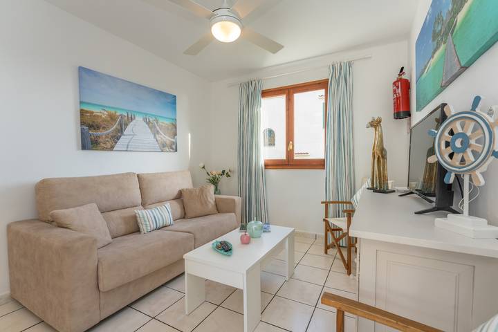 Ganze Wohnung, Lichtdurchfluchtete Ferienwohnung "Apartamento Delfín 3" mit Pool, Terrasse und Wlan in Cala Blanca, Ciutadella