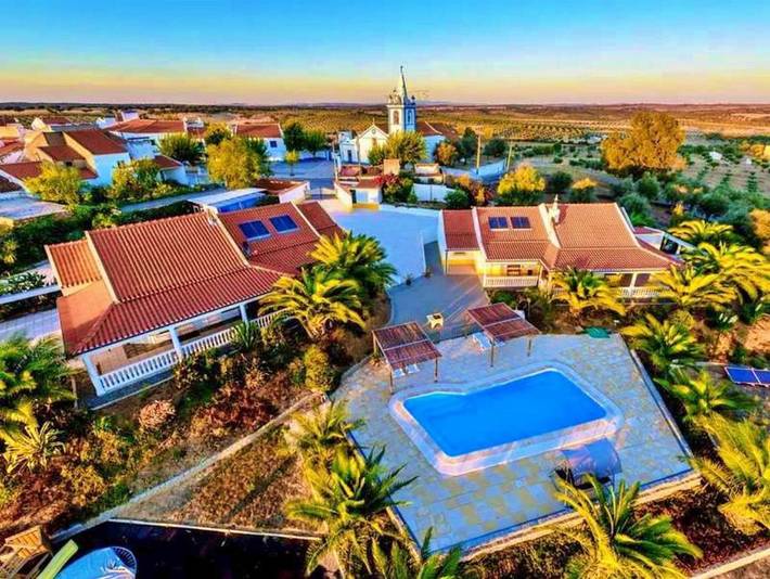 Location de vacances pour 6 personnes, avec vue ainsi que jardin et piscine dans Avis - 3