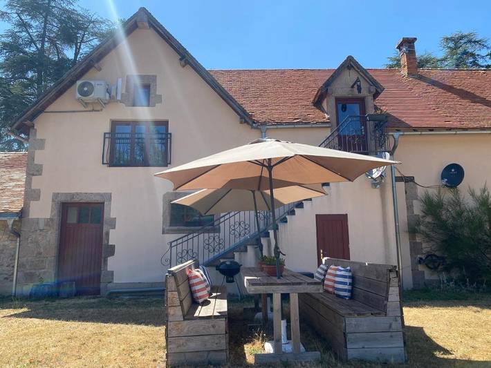 Location de vacances pour 8 personnes, avec Terrasse et Jardin ainsi que Piscine et Vue à Barrais-Bussolles