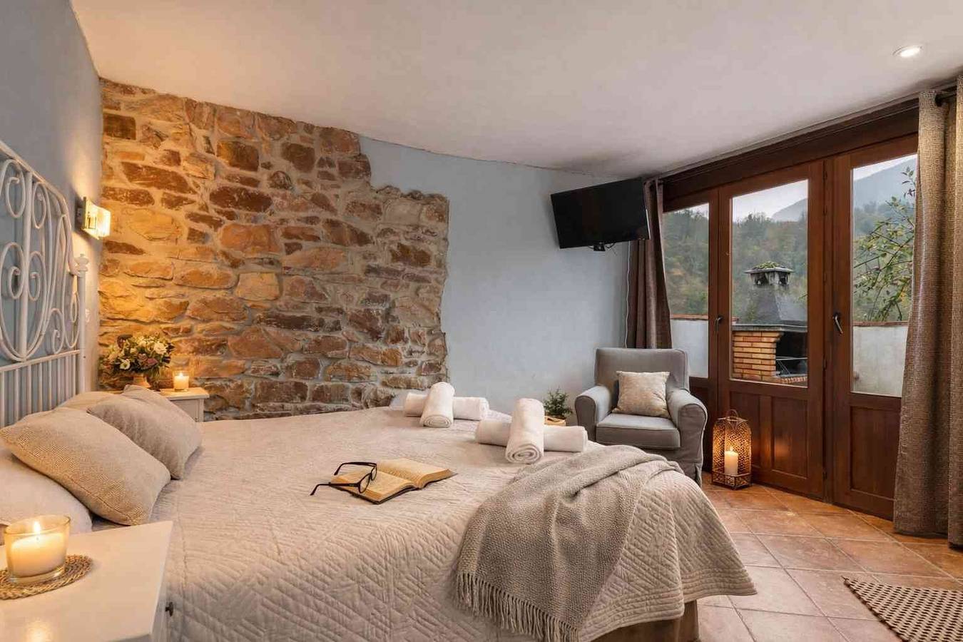 Apartamento entero, Apartamento 'El Ablanu, bañera de hidromasaje y vistas' con vistas a la montaña, terraza y Wi-Fi in Proaza, Cordillera Cantábrica
